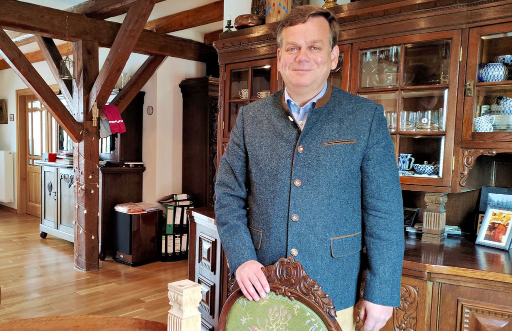 Alexander Räuscher liebt es, alten Möbeln ein neues Leben einzuhauchen. So hat er für den Buffettschrank aus der Gründerzeit eine Eichensäule nachgefertigt.
