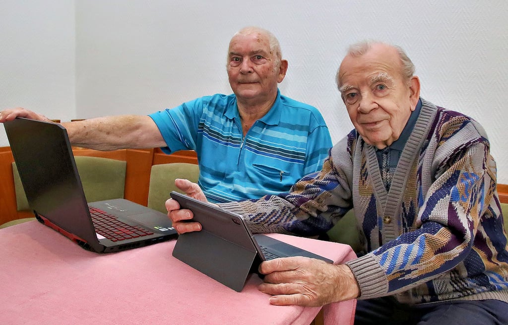 Rudolf Große (86) und Günter Radon (82) (v.l.) stehen schon mit Laptop und Tablet im Pflegeheim „Jacobi“ in Oberröblingen in den Startlöchern.