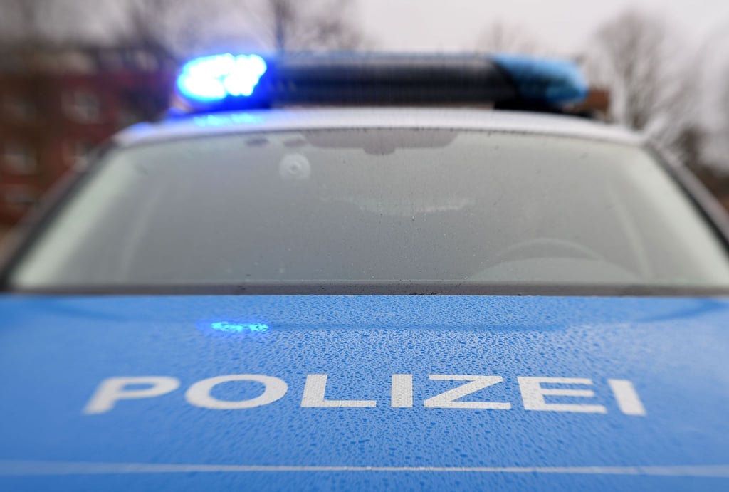 Ein Streifenwagen der Polizei steht mit eingeschaltetem Blaulicht.