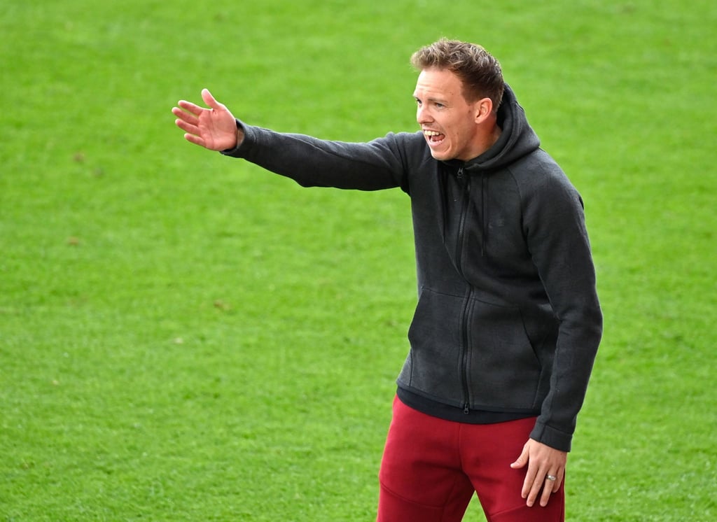 Trainer Julian Nagelsmann gestikuliert am Spielrand.