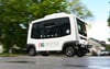 Ein autonom fahrender Minibus ist in einem Karlsruher Stadtteil im Einsatz. Die Fahrt erfolgt im Rahmen des Forschungsprojekts „EVA-Shuttle“.