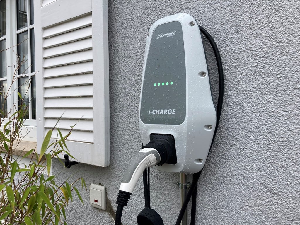 Eine Ladestation für Elektroautos ist an einem Wohnhaus in Trier angebracht.