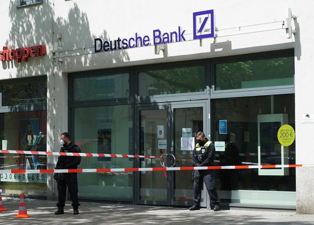 Polizei steht am Ort eines Raubüberfalls auf eine Bank in den Gropius Passagen in Neukölln.