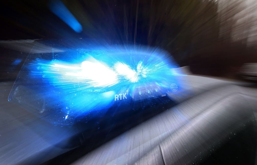 Ein Streifenwagen mit Blaulicht.