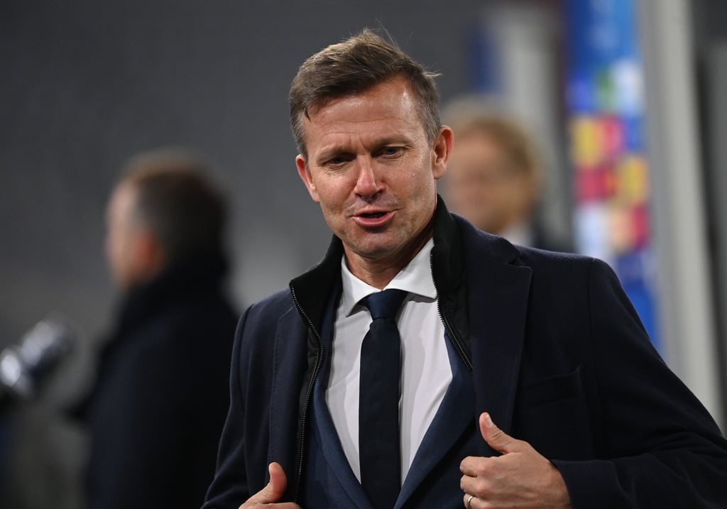 Der neue Trainer von RB Leipzig, Jesse Marsch, steht am Seitenrand.