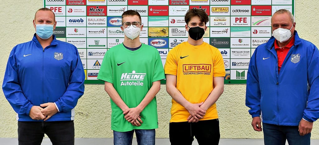 Die Verantwortlichen der Abteilung Fußball des Oscherslebener SC, Steven Herbst (links) und Dietrich Lehmann begrüßen Julian Scheuert (2. von links) und David Kramer.