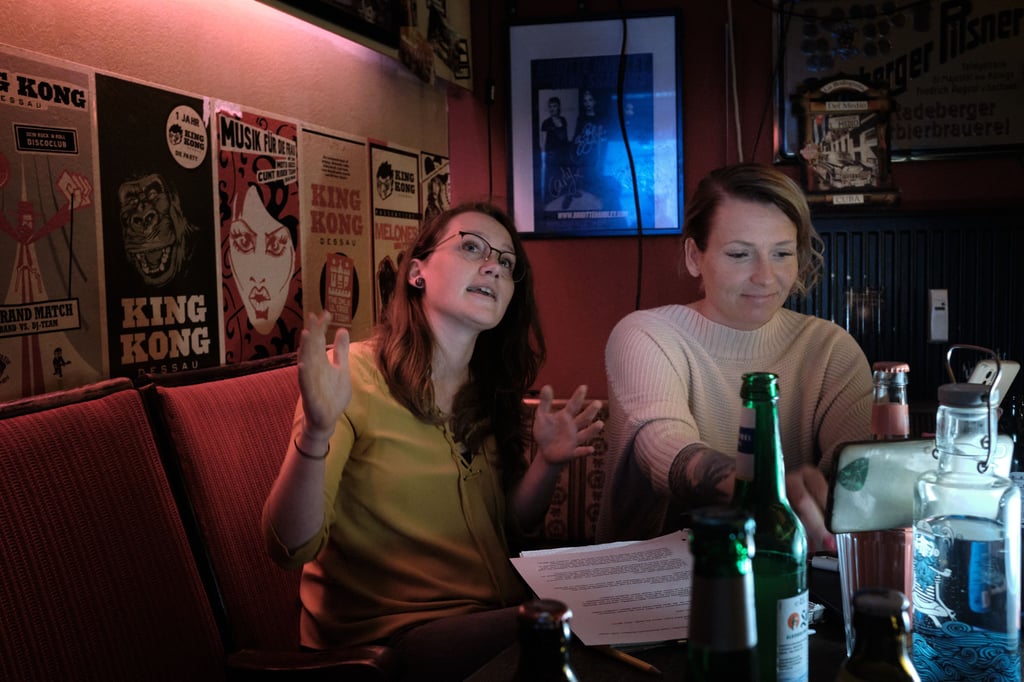 Die künftige Betreiberin des „Kellers“ Edith Richter (li) und Tina Winter (re), derzeitige Chefin vom „Bibers“ während des Chats mit Gästen. Die Deko in dieser Ecke soll als „Biber's Corner“ erhalten bleiben.