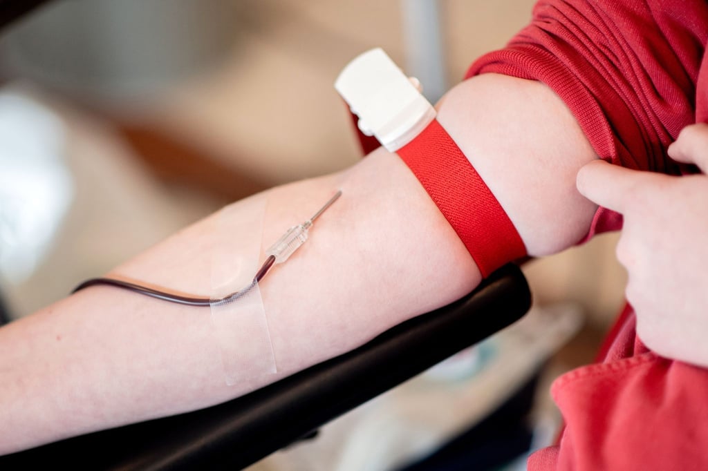 Blut läuft während einer Blutspende beim Blutspendedienst.