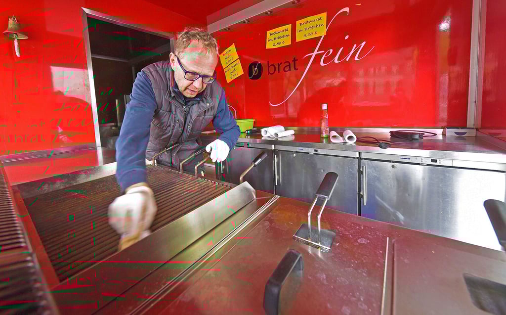 Veranstalter Mario Spengler putzt den Bierwagen. Am Freitag öffnet der Sommerbiergarten am Bestehornhaus.