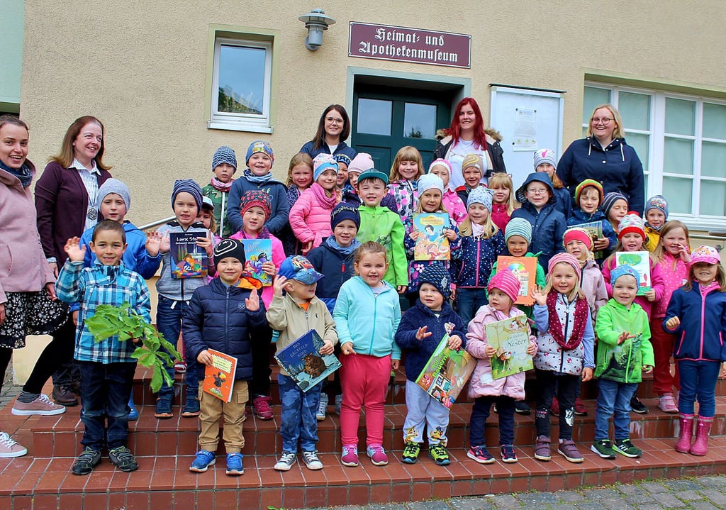 Statt in die Bibliothek kamen die Kindercampus-Schützlinge gestern Vormittag an die Bibliothek, wo schon Heike Bernstorff (hinten 2. v.. l.) mit Lesenachschub wartete.