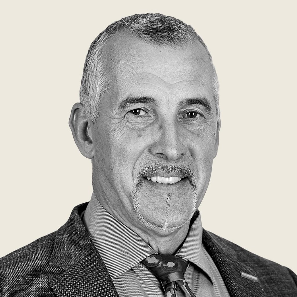 Er ist 63 Jahre alt • lebt in Halle • ist verheiratet und hat
eine Tochter • arbeitet neben seinem Landtagsmandat
als Schornsteinfeger • ist Präsident
der Handwerkskammer