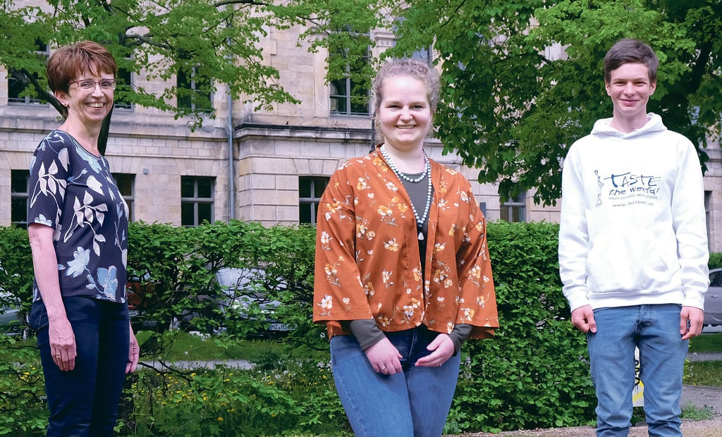 Professionelle Unterstützung im Englisch-Unterricht gab es für die Mädchen und Jungen an der Europa- und Ganztags-Sekundarschule ?August Bebel" in Blankenburg. Englisch-Lehrerin Katrin Schaberg freute sich über den Einsatz von Fremdsprachen-Assistentin Katherine Rostek aus Winnipeg, die auch Jan-Malte Trauernicht (von links) auf sein Schuljahr in den USA vorbereitet hat.