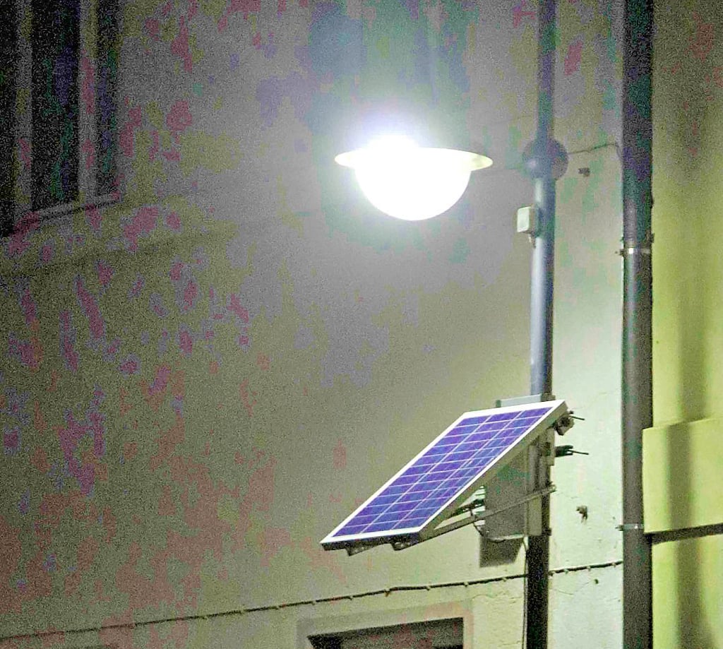 Dank LED-Technik konnten die Energiekosten halbiert werden. Zum Selbstläufer wird die Straßenbeleuchtung mit Solar-Panel aber nicht. Hier wird eine Tempo-Mess-Tafel mit Solar betrieben.
