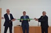 Guido Nienhaus (MDCC), Bert Knoblauch (CDU) und Friederich Husemann (SWS) präsentieren die Glasfaserleitung, die in Schönebeck verlegt werden soll.