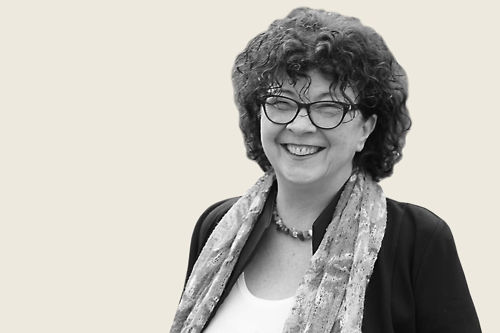 Sie ist 62 Jahre alt • lebt in Halle • verheiratet, zwei Kinder,
 die beide studieren  •  ist  vor kurzer Zeit Oma geworden •
 wandert in ihrer Freizeit gerne durch die Natur • hat einen Hund, eine Katze, zwei Hasen und eine Schildkröte