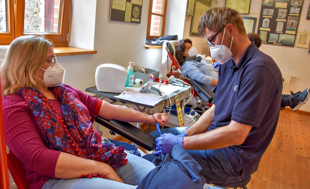 Susanne Lorenz aus Groß Ammensleben lässt sich von Jan Mielczarek Blut abnehmen.