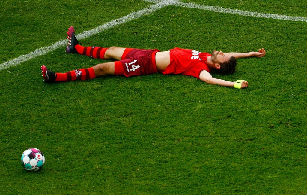 Kölns Jonas Hector liegt nach einem Spiel auf dem Boden.