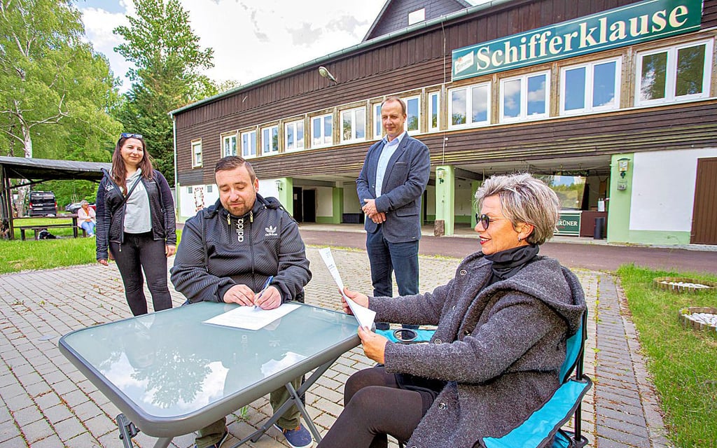 Dominik Sommer ( 2.von links) hat im Beisein seiner Partnerin Helena Wójtowicz (l.) und Schwester Yvonne Kowoll den Pachtvertrag unterschrieben.