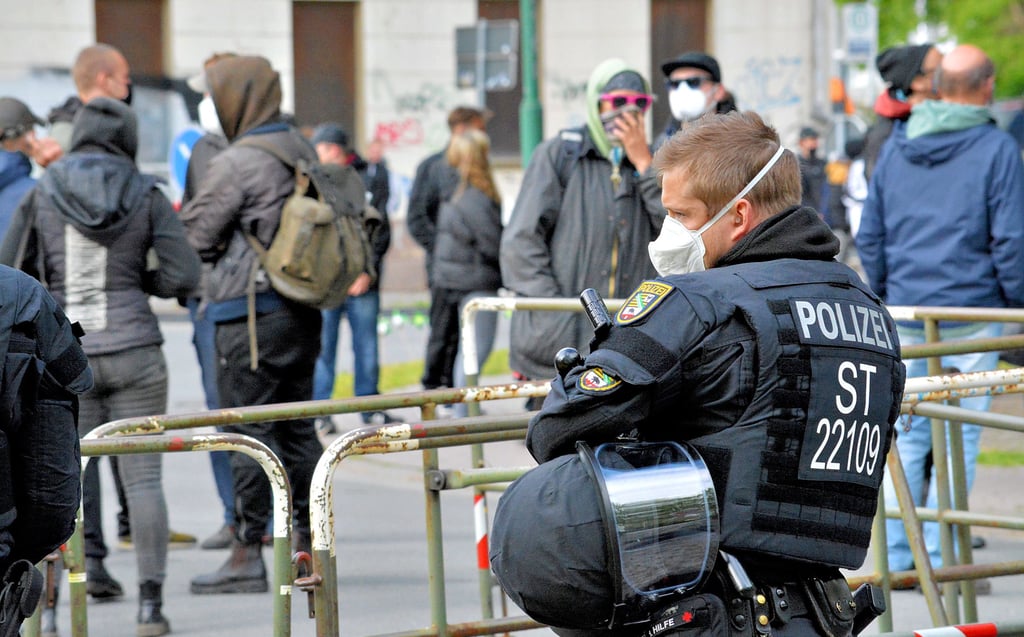 In Salzwedel demonstrierten gestern etwa 350 bis 400 Menschen gegen eine Kundgebung der AfD auf dem Vorplatz des Kulturhauses. Dabei flogen Böller und Wasserbomben.