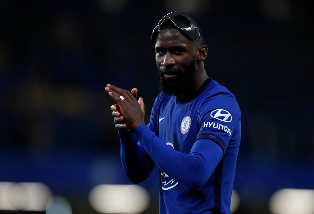 Chelseas Antonio Rüdiger bedankt sich nach dem Spiel bei den Fans.