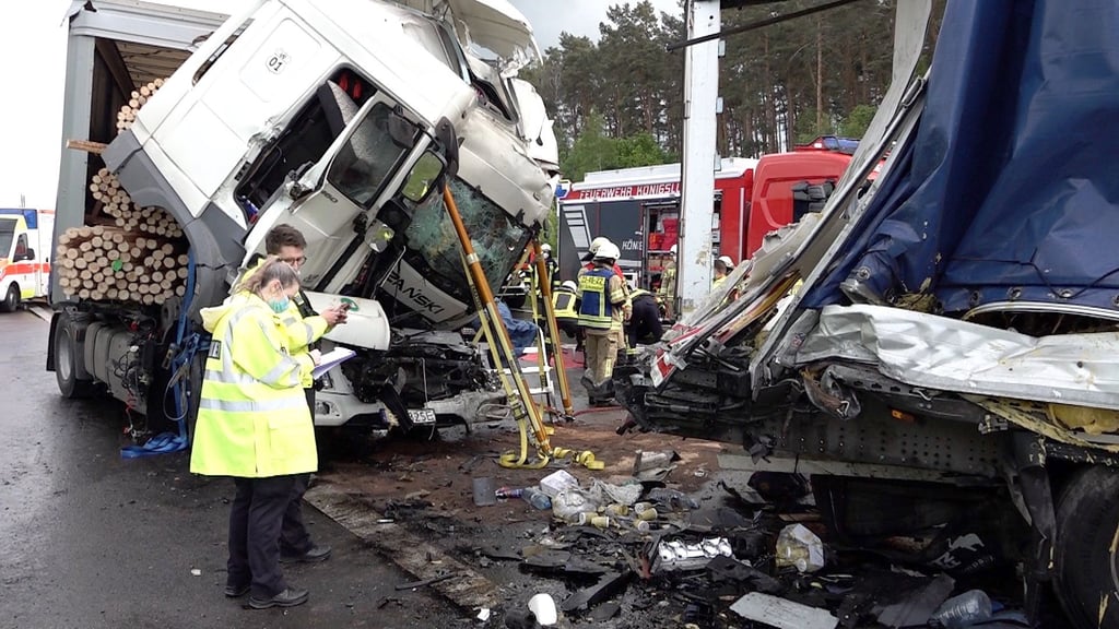 Der Fahrer des Holzlasters konnte nur noch tot geborgen werden.