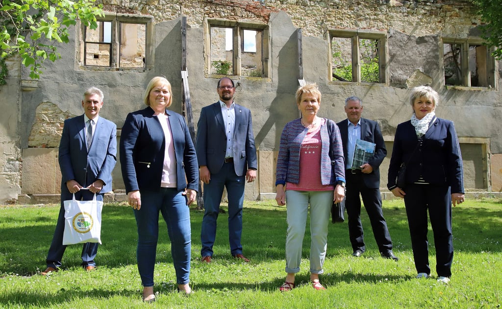 Förderbestätigung vor Ort und im Beisein politischer Funktionsträger: MdB Manfred Behrens (von links), Landtagspräsidentin Gabriele Brakebusch und Landrat Martin Stichnoth sowie Ursula Schmiedchen, Werner Müller und Gerlinde Loh vom Harbker Denkmalpflegeverein.