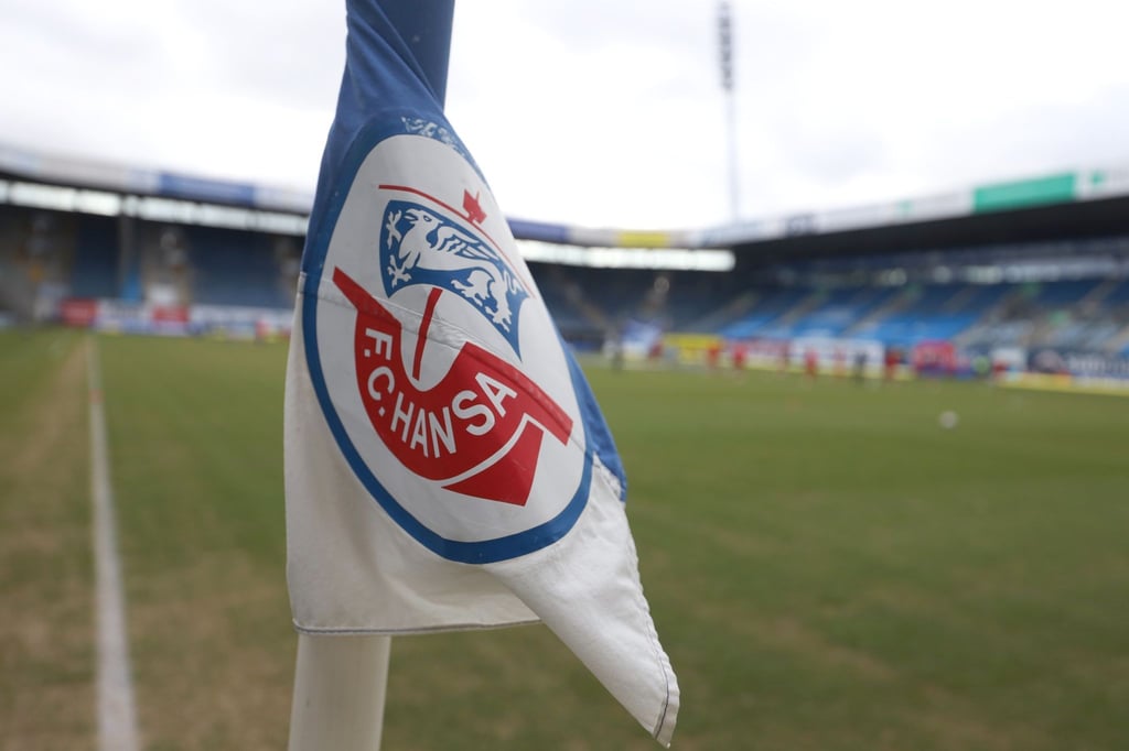 Eine Eckfahne mit dem Vereinslogo vom F.C. Hansa Rostock.