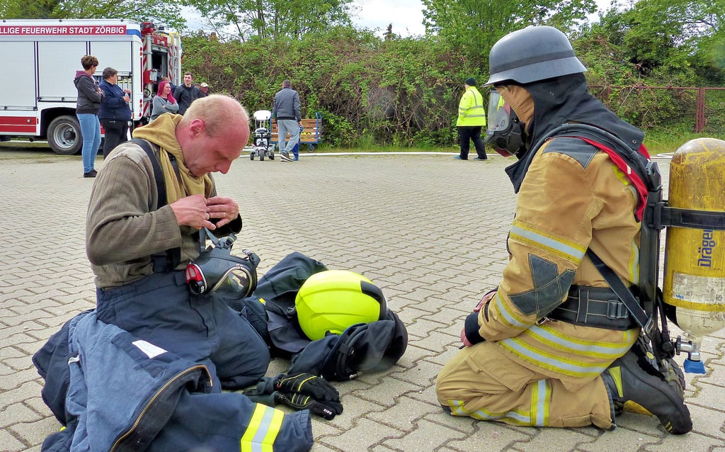 Christian Räck (links) übt unter Aufsicht von Trainer Steven Schneider das richtige Ausziehen der Einsatzbekleidung.