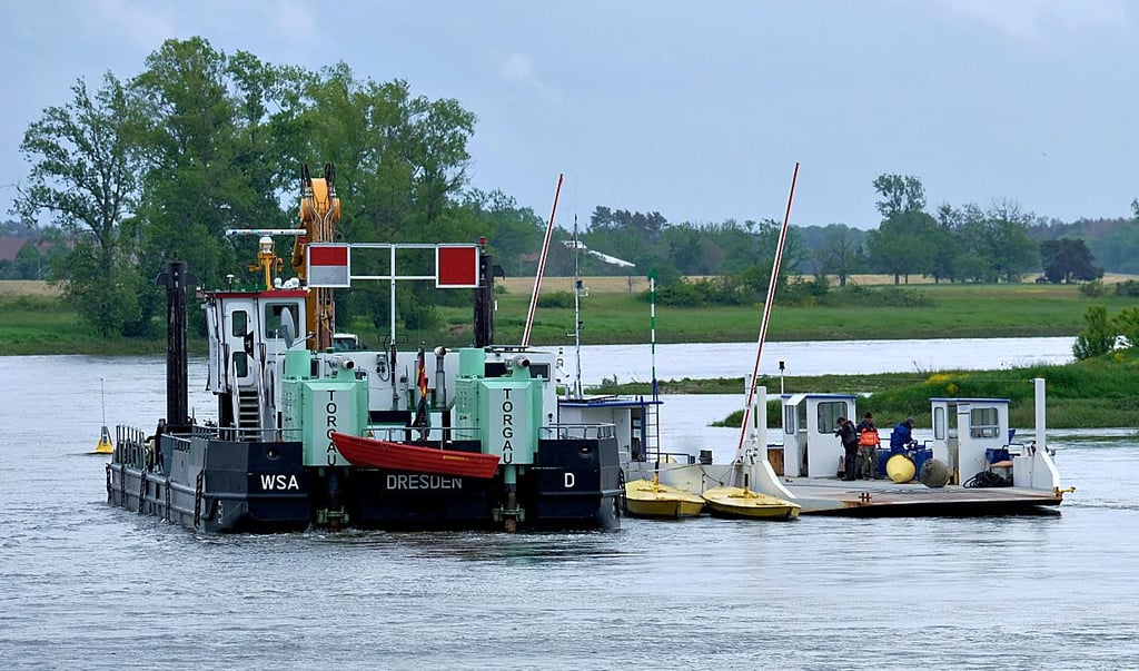 Mitarbeiter des Wasser- und Schifffahrtsamtes Torgau verlegen zusammen mit den Fährleuten aus Elster das neue Hauptseil.