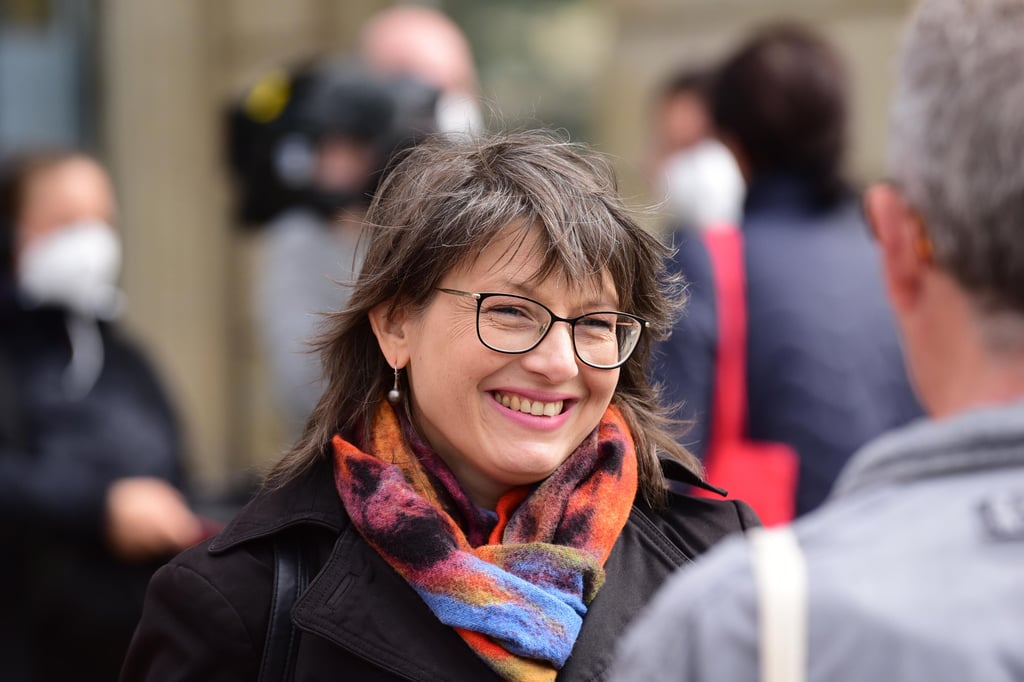 Katja Pähle im Gespräch mit Magdeburgern am SPD-Wahlstand. "Lösen'se mal die Schwarzen ab."