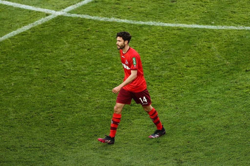 Der Kölner Jonas Hector war nach der Niederlage vom Reporter genervt.