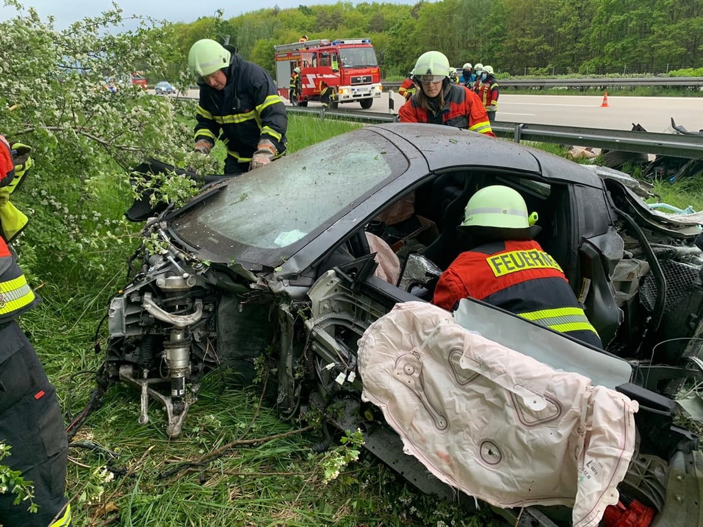 Der Ferrari ist vollkommen zerstört.