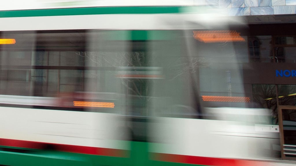 Beim Verlassen einer Straßenbahn in Magdeburg wurde eine 41-jährige Frau von einem Mann geschlagen.