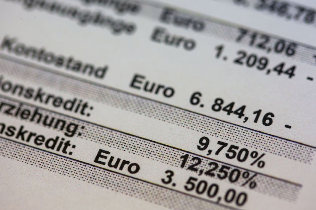 Negativ-Kontostand von 6.844,16 Euro auf einem Kontoauszug. Im Vergangenen Jahr suchten mehr Menschen wegen finanzieller Schieflage die Hilfe von Schuldner- und Insolvenzberatungsstellen.