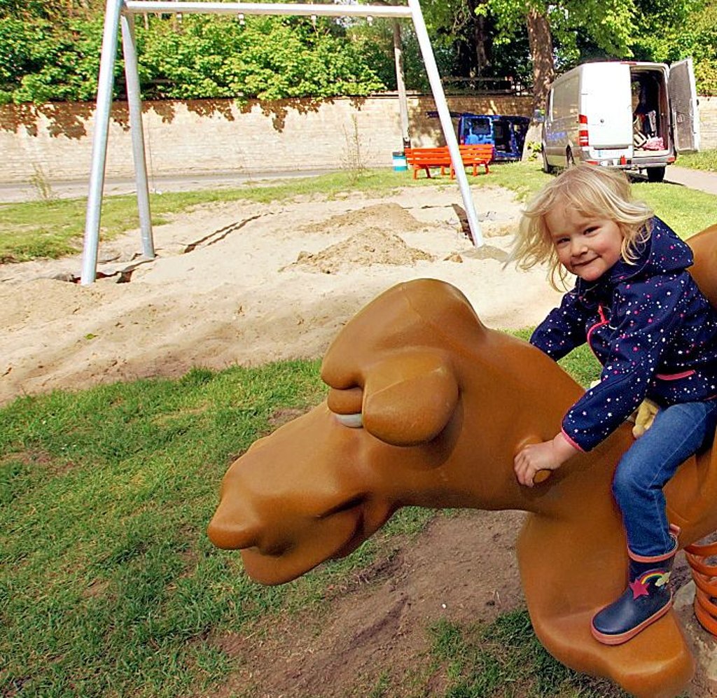 Begeistert schaukelt Nayla auf dem neuen Spielplatz in Cochstedt.