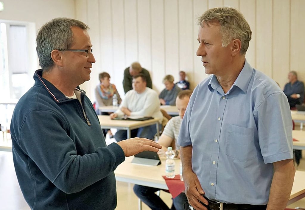 Ortsbürgerbürger von Brettin, Torsten Schmidt im Gespräch mit Bürgermeister Harald Bothe (re.).