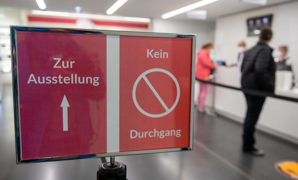 Schilder weisen im Foyer des Kunstmuseums Moritzburg in Halle den Weg in die Ausstellung.