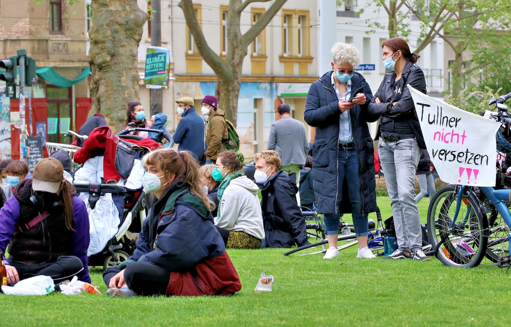 Die Teilnehmer der Fahrrad-Demo haben sich zur Abschlusskundgebung am Rosa-Luxemburg-Platz vor dem Landesmuseum versammelt.