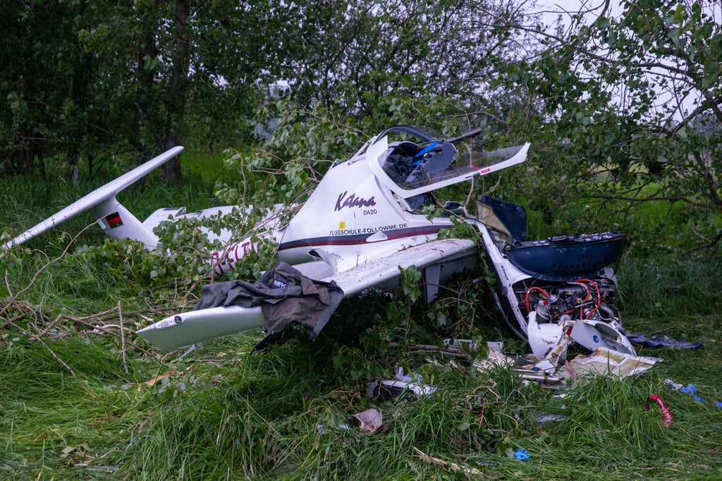 Die Wrackteile eines abgestürzten Flugzeugs liegen an einem Waldrand bei Grefrath.