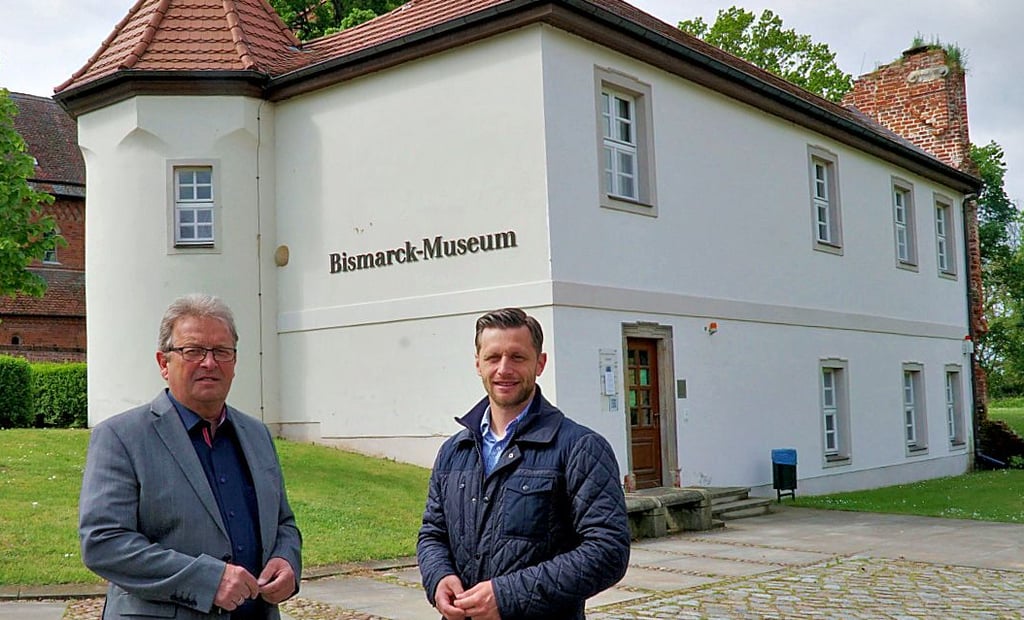 Chris Schulenburg spricht mit der Schönhauser Bürgermeister Jürgen Mund (beide CDU), über das Bismarck-Museum.