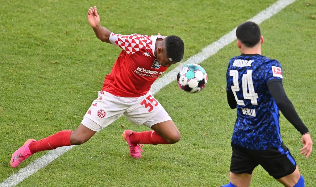 Der Mainzer Leandro Barreiro (l) köpft den Ball neben Herthas Nemanja Radonjić.