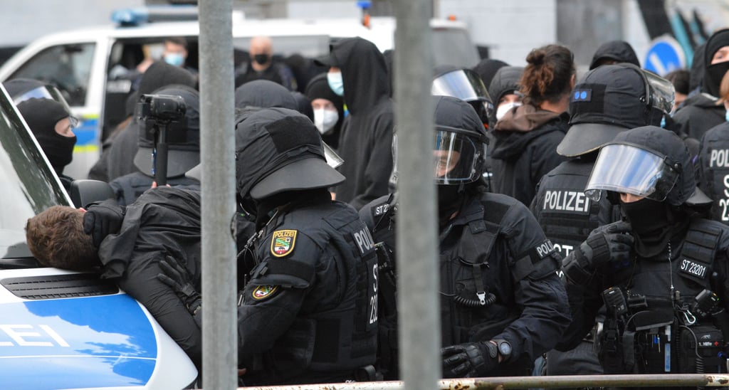Eine Person aus dem linken Lager wurde von der Polizei festgesetzt.