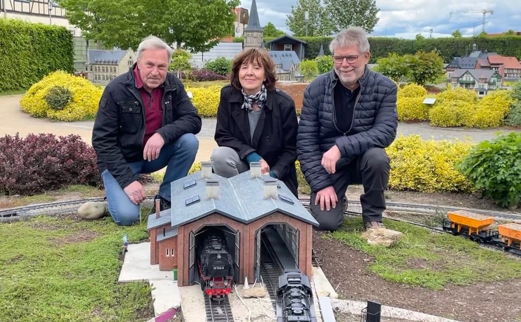 Gerd Neumann, Andrea Schrader und Axel Alm haben in den letzten Monaten in mühevoller Handarbeit den neuen Lokschuppen für den Miniaturenpark "Kleiner Harz" hergestellt.