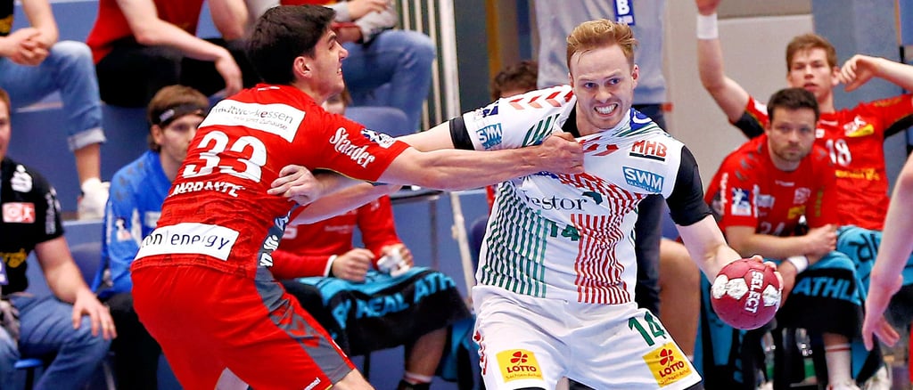 Omar Ingi Magnusson (hier gegen Eloy Morante Maldonado) war mit 13 Toren bester Werfer.