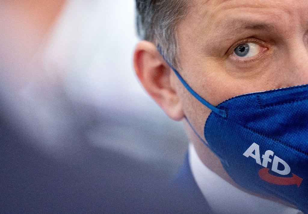 Tino Chrupalla, AfD- Bundessprecher, spricht mit einer FFP2-Maske.