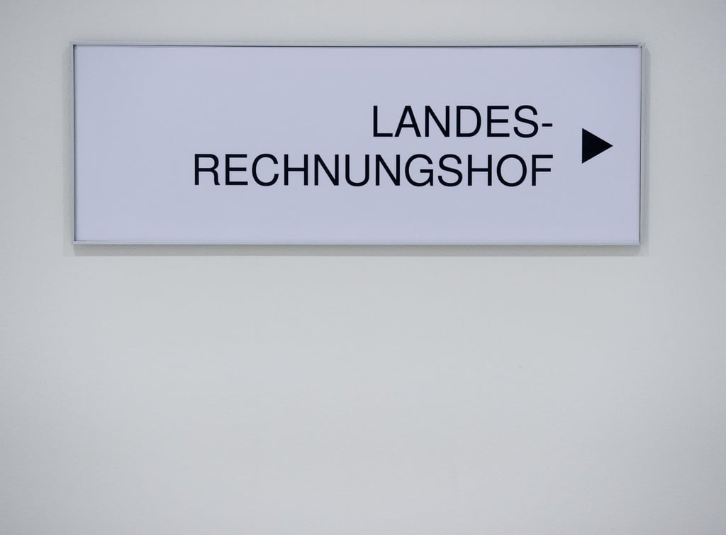 Ein Schild mit der Aufschrift „Landes-Rechnungshof“.
