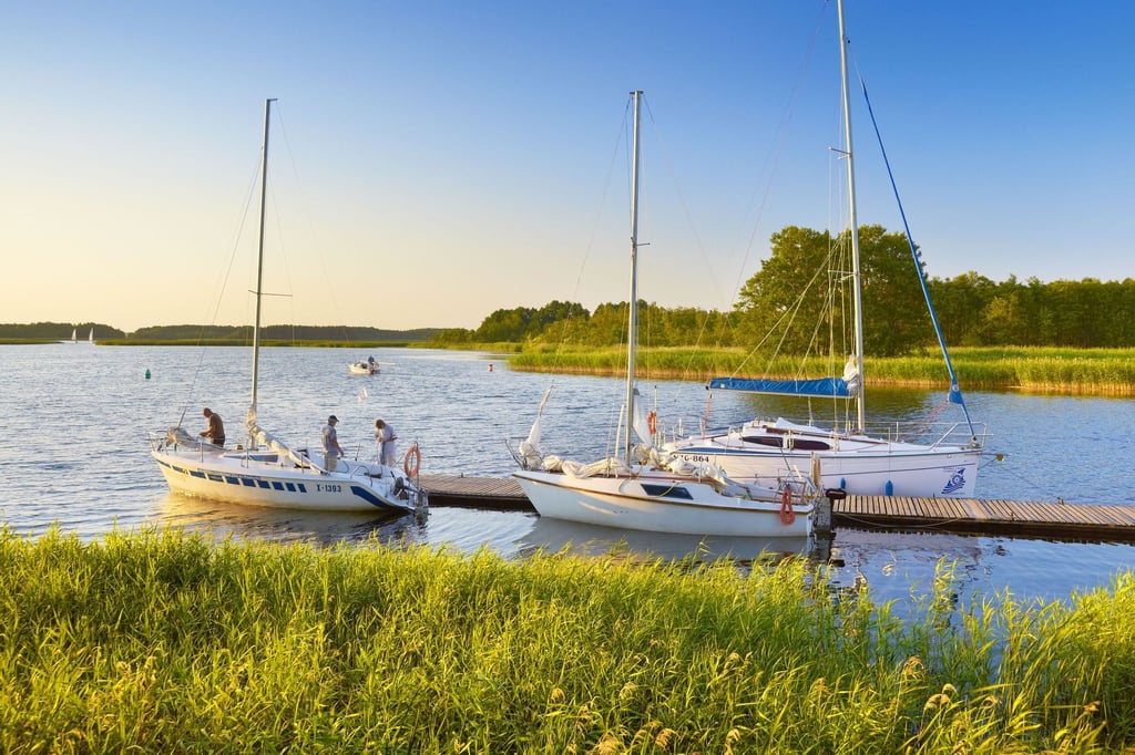 Abendstimmung auf dem Wasser: Die Masurische Seenplatte ist für einen Bootsurlaub ideal, der Schiffsverleih einfach möglich.
