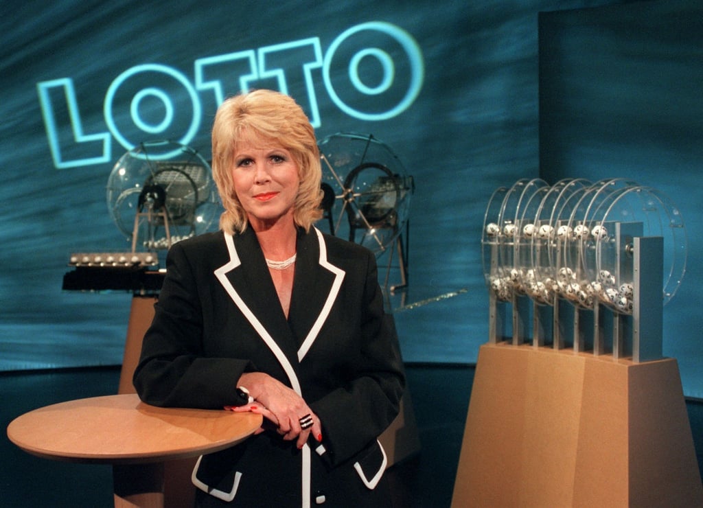 „Lottofee“ Karin Tietze-Ludwig präsentiert im Studio des HR die Ziehung der Lottozahlen.