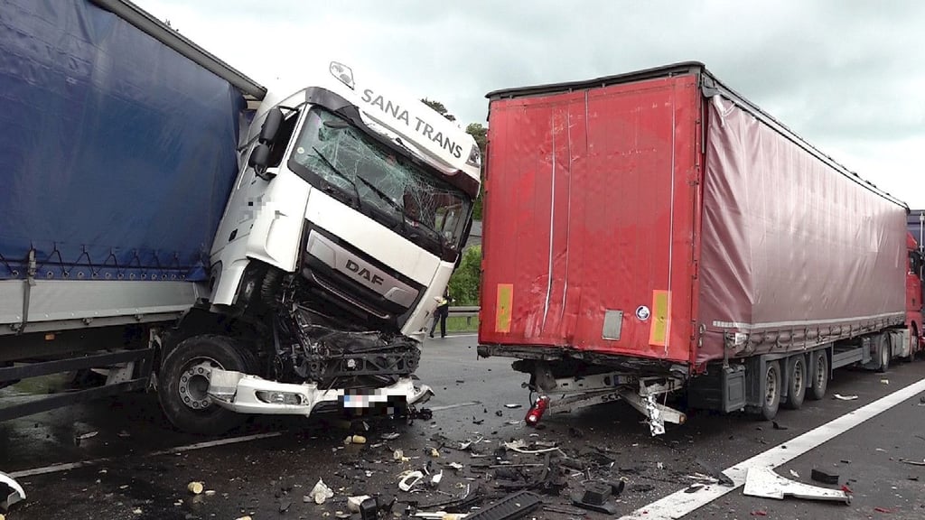 Die Unfallstelle auf der A2: Insgesamt fünf Lkw sollen ineinandergefahren sein. Ein Mensch kam ums Leben.