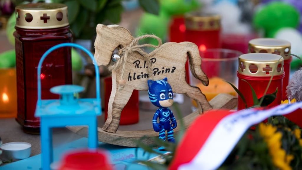 In Gedenken an ein Kleinkind aus Querfurt liegen Blumen und Kerzen vor dem Wohnhaus.